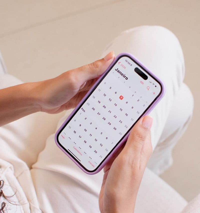 Celular com o calendário aberto para agendar uma sessão de terapia online